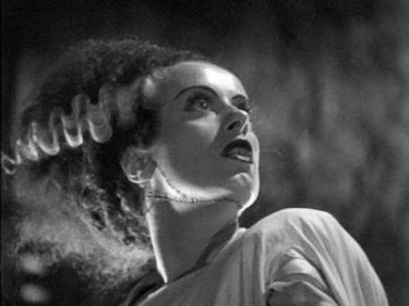 Elsa Lanchester in una scena di La moglie di Frankenstein
