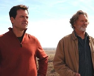 Greg Kinnear e Kris Kristofferson in una scena del film Fast Food Nation
