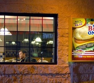 l'attore Greg Kinnear in una scena del film Fast Food Nation