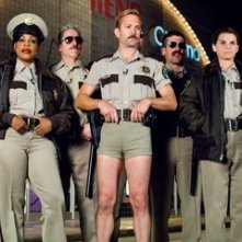 Kerri Kenney-Silver, Niecy Nash, Carlos Alazraqui, Thomas Lennon, Robert Ben Garant, Mary Birdsong e Wendi McLendon-Covey in una scena di Reno 911!: Miami