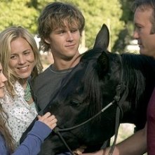 Ryan Kwanten, Tim McGraw, Alison Lohman e Maria Bello in una scena del film Flicka