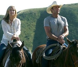 Tim McGraw e Maria Bello in una scena del film Flicka