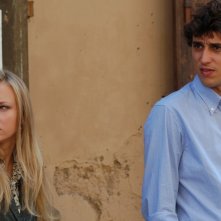 Corrado Fortuna insieme a Elena Bouryka in una scena del film Agente Matrimoniale