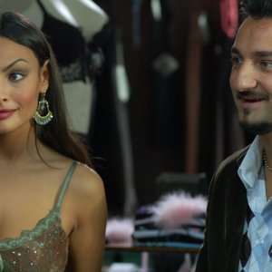 Elisa Sciuto accanto a Nicola Savino in una scena del film Agente Matrimoniale