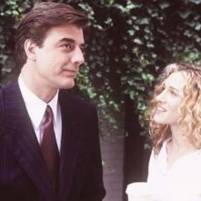 Chris Noth e Sarah Jessica Parker in una scena di Sex and the City, episodio Mancanza di sesso