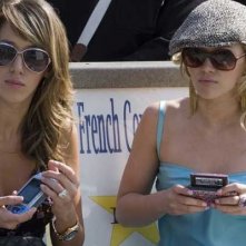 Haylie e Hilary Duff in una scena della commedia Material Girls