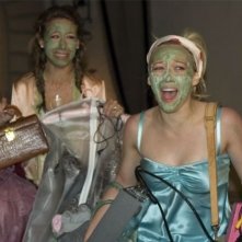 trattamenti di bellezza per Haylie e Hilary Duff in una scena di Material Girls