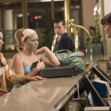 le sorelle Haylie e Hilary Duff in una scena di Material Girls