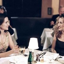 Kristin Davis con Sarah Jessica Parker in una scena di Sex and the City, episodio Mancanza di sesso