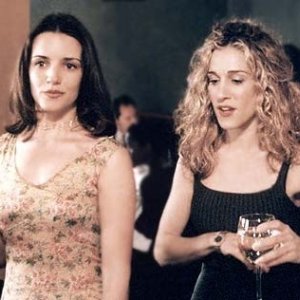 Kristin Davis accanto Sarah Jessica Parker in una scena di Sex and the City, episodio Mancanza di sesso