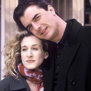 Sarah Jessica Parker con Chris Noth in una scena del primo episodio di Sex and the City