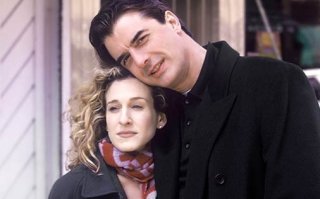 Sarah Jessica Parker con Chris Noth in una scena del primo episodio di Sex and the City