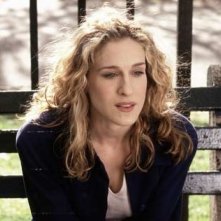 Sarah Jessica Parker in una scena di Sex and the City, episodio 'Loro' ti cambiano la vita