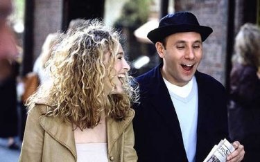 Willie Garson e Sarah Jessica Parker in una scena di Sex and the City, episodio Singles & Sposati