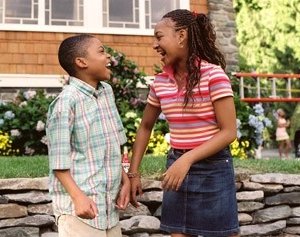 Aleisha Allen e Philip Bolden in una scena di Finalmente a casa