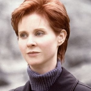 Cynthia Nixon è Miranda Hobbes in una scena di Sex and the City, episodio Gli uomini sono tutti... strani?