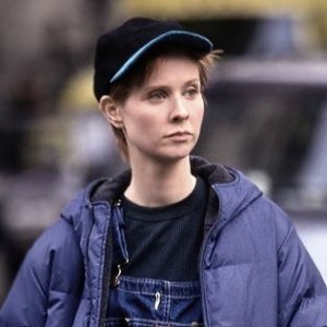 Cynthia Nixon è Miranda in una scena di Sex and the City, episodio Gli uomini sono tutti... strani?