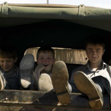 Daniel Radcliffe James Fraser e Chistian Byers in una scena di December Boys
