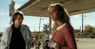 Derek Richardson e Arielle Kebbel in una scena del film Reeker