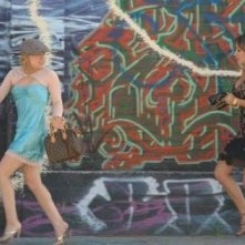 Hilary Duff con sua sorella Haylie in una scena di Material Girls