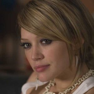 Hilary Duff in una scena di Material Girls