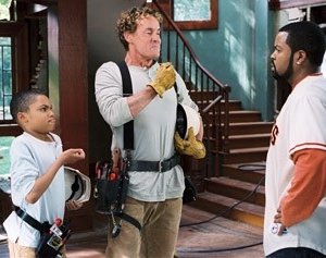 John C. McGinley, Ice Cube e Philip Bolden in una scena di Finalmente a casa