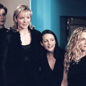 Kristin Davis, Cynthia Nixon, Kim Cattral e Sarah Jessica Parker in una scena di Sex and the City, episodio Gli uomini sono tutti... strani?