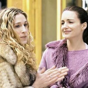 Kristin Davis e Sarah Jessica Parker in una scena di Sex and the City, episodio Le regole del lasciarsi