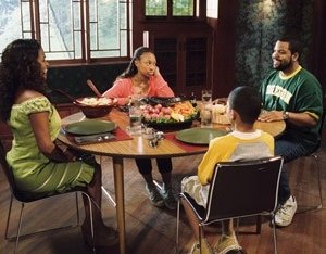 Nia Long, Ice Cube, Aleisha Allen e Philip Bolden in una scena di Finalmente a casa