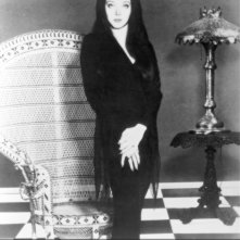 Carolyn Jones è la sexy e funerea Morticia ne 'La famiglia Addams'