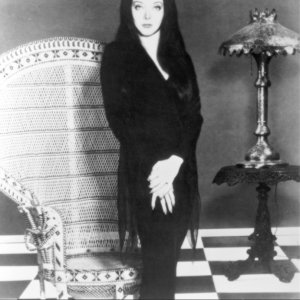 Carolyn Jones è la sexy e funerea Morticia ne 'La famiglia Addams'