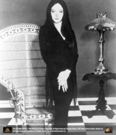 Carolyn Jones è la sexy e funerea Morticia ne 'La famiglia Addams'