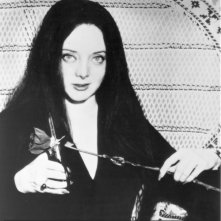 Carolyn Jones è la sexy e funerea Morticia ne 'La famiglia Addams'