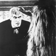 Ted Cassidy chiacchiera con il pelosissimo Cugino It ne 'La famiglia Addams'
