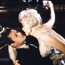 Wallpaper di Marilyn Monroe e Tony Curtis in 'A qualcuno piace caldo'