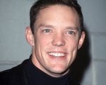 Un pilot e 13 tombe per Matthew Lillard