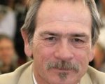 Tommy Lee Jones e Tavernier nell'occhio del ciclone