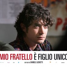Wallpaper del film Mio fratello è figlio unico, con Riccardo Scamarcio