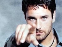 Raoul Bova in barca contro il pregiudizio