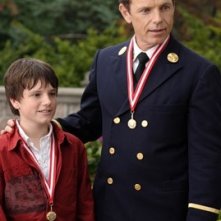 Josh Hutcherson e Bruce Greenwood in una scena del film Il cane pompiere