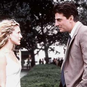 Sarah Jessica Parker e Chris Noth in una scena di Sex and the City, episodio Ex: la terza dimensione