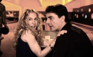 Sarah Jessica Parker e Chris Noth in una scena di Sex and the City, episodio Strane opportunità