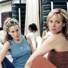 Sarah Jessica Parker e Kim Cattrall in una scena di Sex and the City, episodio L'amico per il sesso