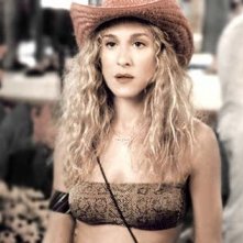 Sarah Jessica Parker in una sequenza di Sex and the City, episodio Meglio giovani o mature?