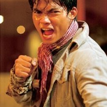 primo piano di Tony Jaa in una scena del film The Protector