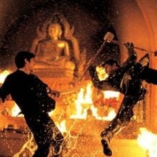 Tony Jaa in una scena di lotta del film The Protector