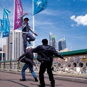 Tony Jaa in una scena del film The Protector - La legge del Muay Thai (Tom yum goong)