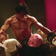 Tony Jaa in una sequenza del film The Protector - La legge del Muay Thai (Tom yum goong)