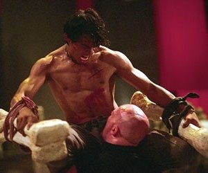 Tony Jaa in una sequenza del film The Protector - La legge del Muay Thai (Tom yum goong)