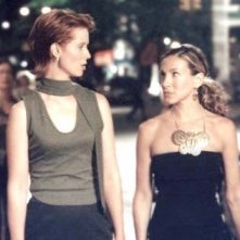 Cynthia Nixon insieme a Sarah Jessica Parker in una scena di Sex and the City, episodio Aminemiche